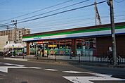 ファミリーマート茨木三島中学校南店 116m