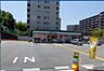 周辺：ファミリーマート茨木美穂ケ丘南店 843m