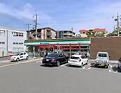 ファミリーマート吹田五月が丘北店 135m