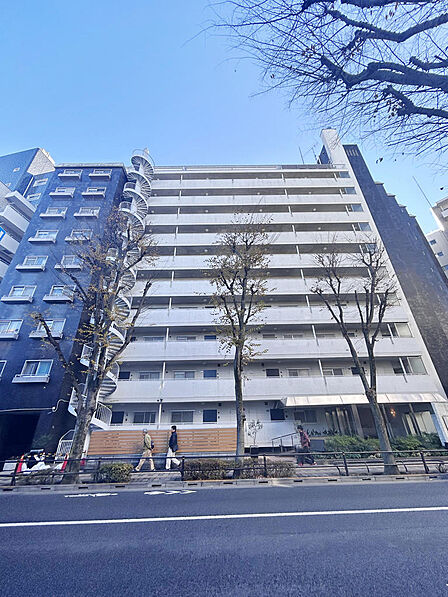 吉祥寺駅最寄りという高い利便性と、井の頭池に面した開放感を併せ持つマンション。 通勤・通学の利便性と、自然を感じる穏やかな暮らしを同時に叶える住まいです。