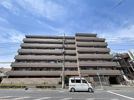 総戸数72戸、新耐震基準に適合したRC造地上7階建マンション。周辺は落ち着きのある住環境が広がっています。