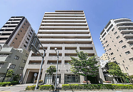 堂々とした佇まいが目を引く、全116戸の大規模マンション。手入れの行き届いた植栽がアプローチを彩り、住まう人のステータスを感じさせます。新生活の舞台にふさわしい、安心感と高級感を兼ね備えた物件です。