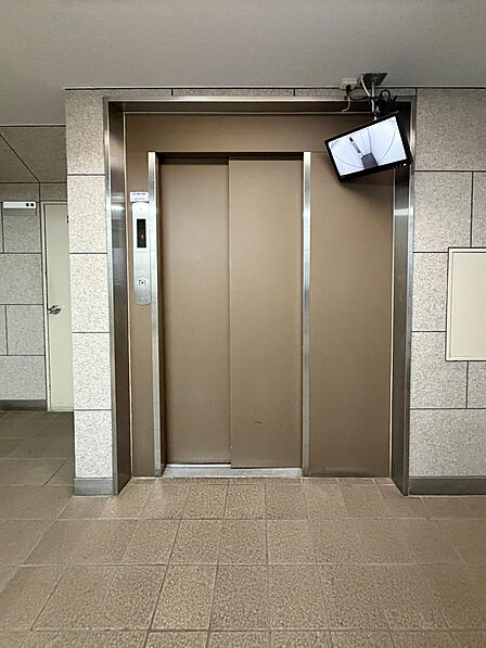 内部の様子が確認できる防犯モニター付きのエレベーターを設置。セキュリティやプライバシーに配慮された安心の仕様です