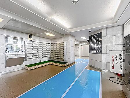 広々としたエントランスホール。不在時でもスムーズに荷物が受け取れる便利な宅配ボックスと、集合ポストが完備されています