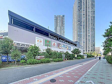 徒歩圏内にある大規模ショッピングモール。休日のお買い物や家族での利用に大変便利です。