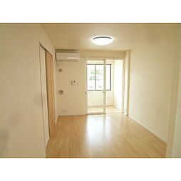 グロワールパレスC棟 102 1階1LDKのリビング/ダイニング