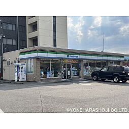 コンビニ「ファミリーマート砺波市役所前店まで328ｍ」
