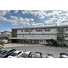 小学校「高岡市立戸出西部小学校まで696ｍ」