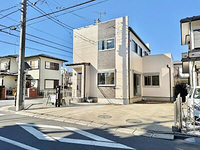 外観：外壁塗装済みで美しく生まれ変わった抜け感溢れる角地の住まい。