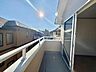 バルコニー：周辺は大きな建物も無く、開放的なバルコニーです。