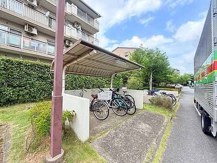 屋根付き駐輪場。