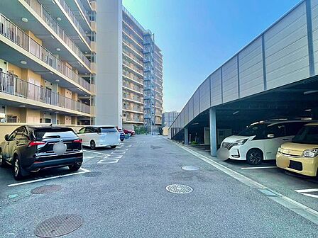駐車場があるため車通勤の方にも安心なマンションです。(空き状況は要確認)