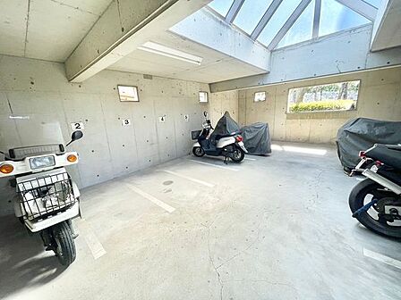 区画がしっかりと分けられている屋根付き駐輪場。