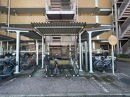 区画がしっかりと分けられている屋根付き駐輪場。