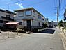 外観：前面道路が広く、開放感のある住環境が魅力です。