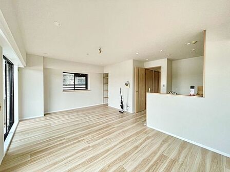大きな窓から陽光が降り注ぎ明るいリビング