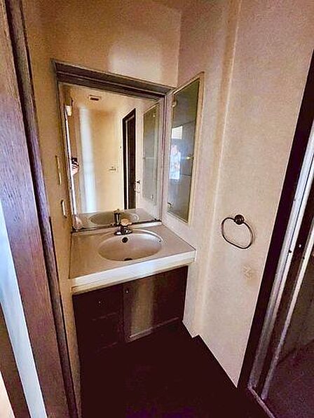 身だしなみチェックもしやすい大きな鏡