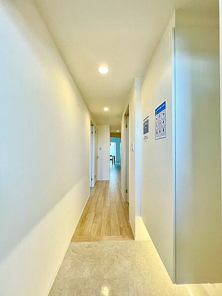 圧迫感のない玄関は、帰宅時の疲れを癒やしてくれる心地よい空間