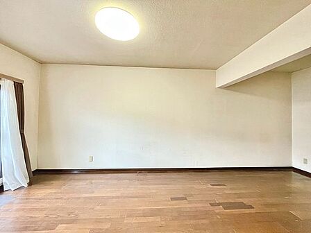 大きな窓から陽光が降り注ぎ明るいリビング