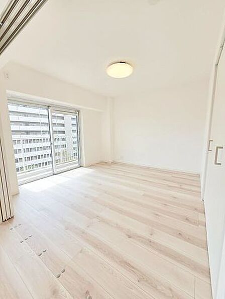 バルコニーに繋がるお部屋は解放感がありますね