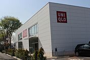ユニクロ多摩平店 徒歩5分。ショッピングセンター 400m