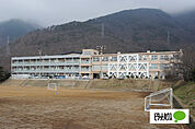 中学校「上田市立第三中学校まで1933m」