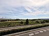その他：高架の線路や草木が生い茂る広々としたエリアが見えます。