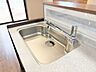 キッチン：水道一体型の浄水器。ボタン一つで切替可能水回りもすっきり