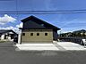 外観：前面道路6mの安心感。車の出し入れもラクラク、子どもが飛び出しても見通し良好です