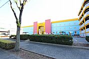 アピタ港店 682m