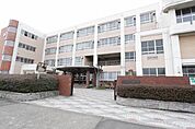 名古屋市立南陽東中学校 651m