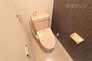 アクセントクロスがオシャレなお手洗いです。