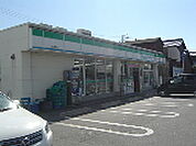 コンビニ「ファミリーマート津乙部店まで704ｍ」