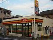 コンビニ「ヤマザキショップ亀山布気店まで555ｍ」