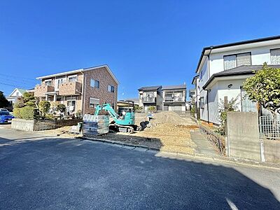 外観：現地（2025年1月）撮影。子育て環境の整った緑豊かな閑静な住宅街の新築分譲住宅【全2棟】。南道路に接道しており陽当たり良好です。カースペースは並列で2台分駐車可能です。