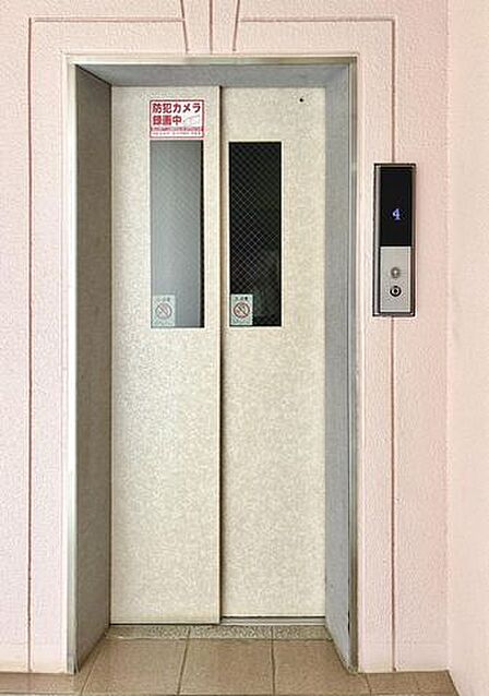 忙しい朝もスムーズなエレベーター。快適な移動をサポートし、重い荷物がある時もストレスフリーです。