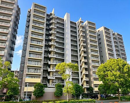 マンションの外観写真です、ぜひ現地にて、実際の広さや開放感をお確かめください。