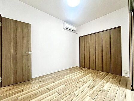 洋室約6帖です、ぜひ現地にて、実際の広さや開放感をお確かめください。