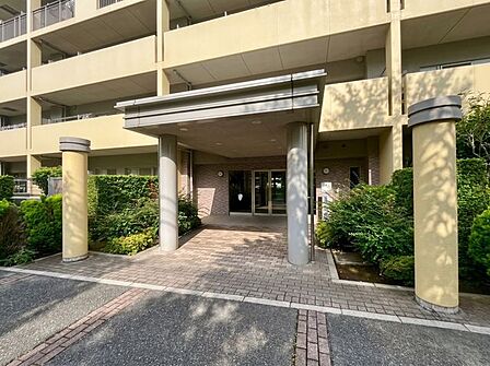 マンションの入り口です、ぜひ現地にて、実際の広さや開放感をお確かめください。