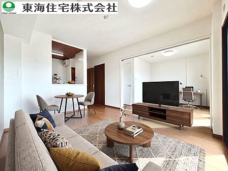 自然光がたっぷりと降り注ぐ、明るく開放的なリビング。家族の笑顔が集う憩いの空間です（CG加工を入れております）