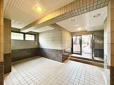 広々として手入れの行き届いたエントランス。住まう方の品格を感じさせる、心地よい共有スペースです。