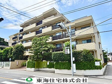 青空に映える堂々とした佇まい。綺麗に管理され、新生活への期待が高まる美しい外観です。
