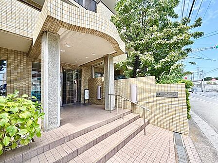 毎日ご家族を優しく迎えるエントランス。採光豊かで明るく、心地よい日常への入り口です。