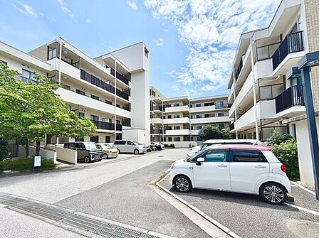ゆとりある駐車スペース。お車での通勤や、週末の家族でのお出かけもスムーズに楽しめます。