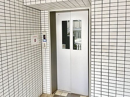 スムーズな移動を叶えるエレベーター完備。共用部もいつも清潔に保たれています。