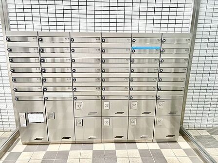 ご不在時のお荷物受け取りに便利な宅配ボックス。忙しい毎日の強い味方です。