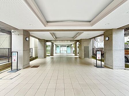 気品あるエントランスが、日々の暮らしに安心とステータスをもたらします。オートロック完備。