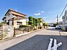 外観：幅員約6mの広々とした前面道路。お車の出し入れもスムーズで、毎日の運転もストレスフリーに。