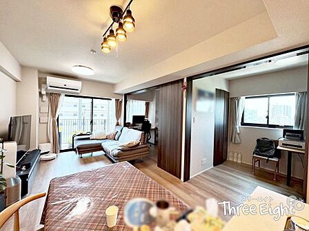 洋室2部屋が隣接しており、リビングから出入りがしやすくなっています♪洋室との扉を開放することで、リビングをより広い空間として使うこともできます!ライフスタイルに応じて、様々な使い方ができます♪