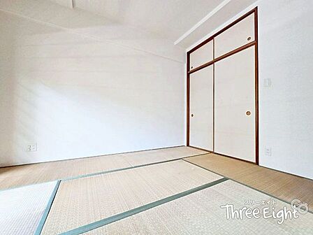 こちらはLDKに隣接する和室です♪LDKとの扉を開放することで、より広々とした空間としても使うことができます!ここはお子様のお昼寝や遊び場としても◎しっかり収納可能な、奥行きのある押入付きです。